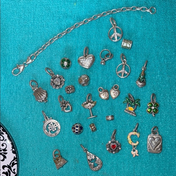 Vintage Brighton Charm bracelet with tin. 26 charms. 7.5 inches. - Picture 7 of 16